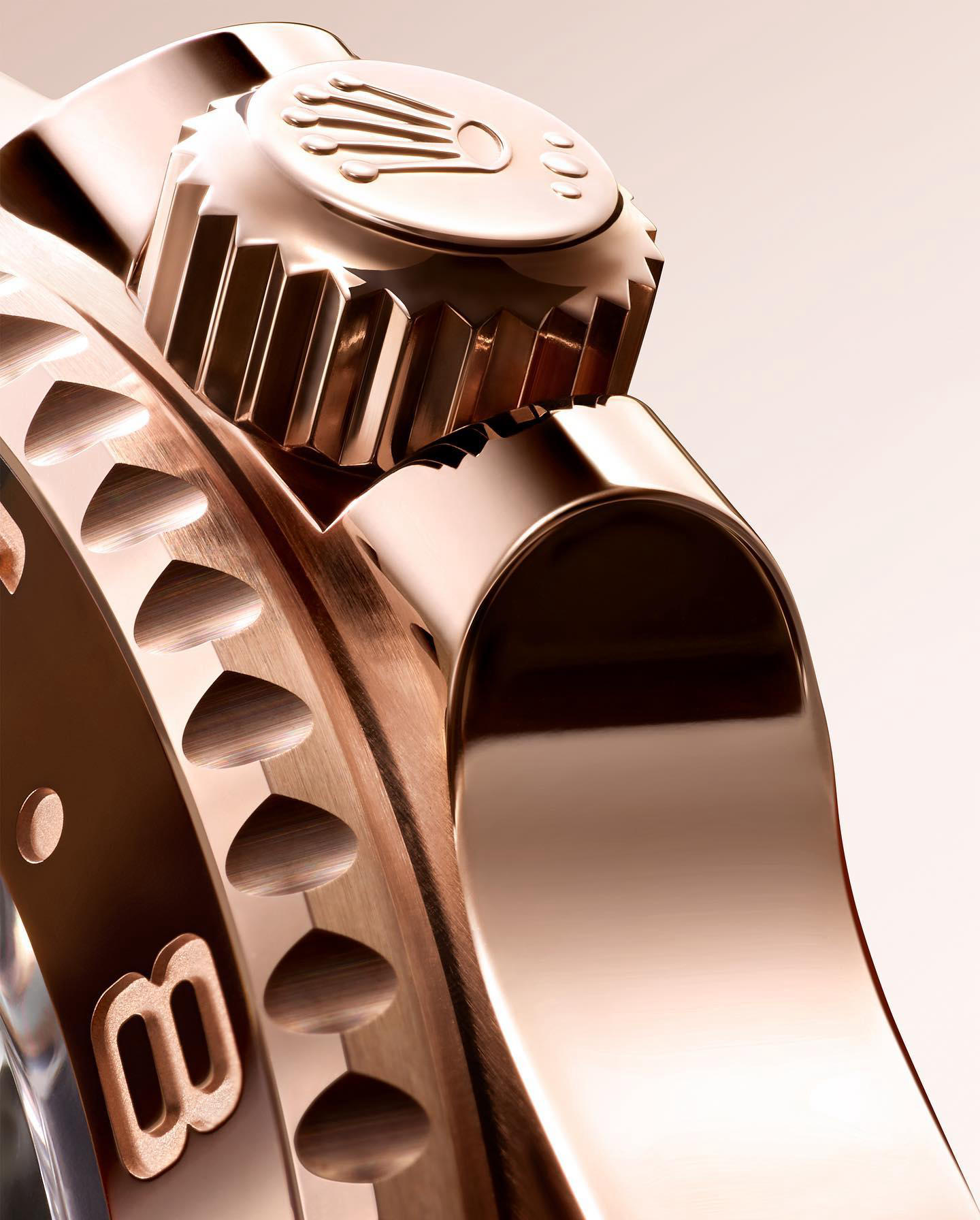 The integral crown guard protecting the GMT-Master II’s Triplock winding crown